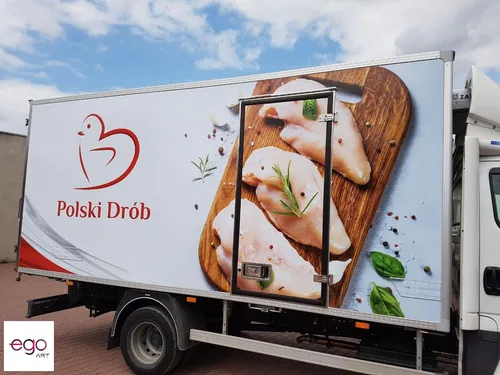Oklejenie chłodni Polski Drób z fotografią produktów