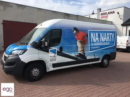 Reklama wyjazdów narciarskich na Oplu Vivaro