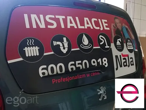 Oferta usług instalacyjnych Naja na tylnej szybie