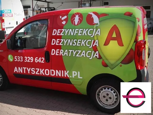 Bok samochodu Antyszkodnik z czytelną listą usług