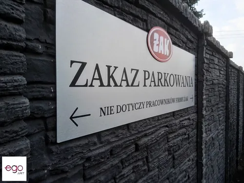 Tablica Zakaz parkowania dla zakładu Żak