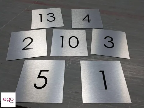 Srebrne szczotkowane tabliczki z numerami pomieszczeń