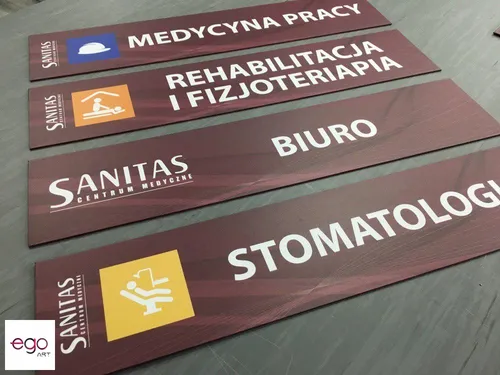Bordowe tabliczki kierunkowe gabinetów Sanitas