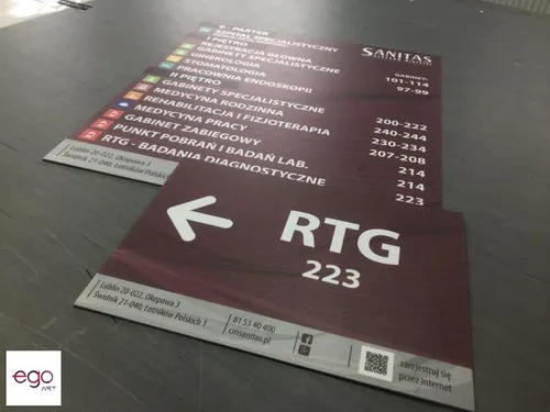 Kierunkowa tabliczka RTG i informacja o usługach Sanitas