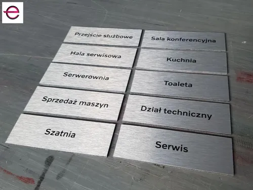 Srebrne oznaczenia pomieszczeń serwisowych i biurowych