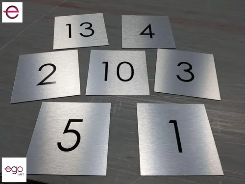Srebrne szczotkowane tabliczki z czarnymi numerami