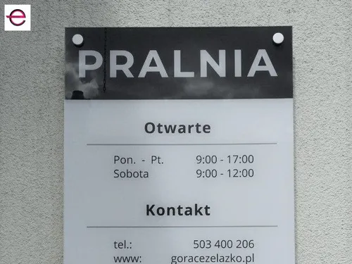 Tablica Pralnia z godzinami otwarcia na dystansach