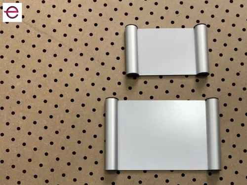 Aluminiowe tabliczki z bocznymi profilami zatrzaskowymi