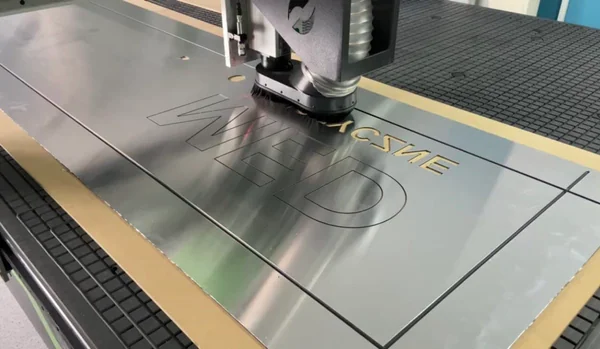 Wycinanie liter w dibondzie na frezarce CNC