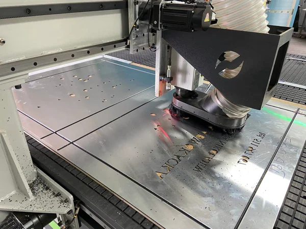 Głowica frezarki CNC podczas obróbki płyty