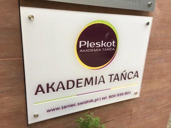 Tabliczki na dystansach