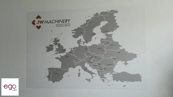 Mapa Europy z logo JW Machinery — dekoracja biura
