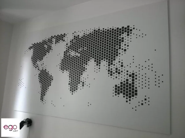 Obraz z geometryczną mapą świata w biurze