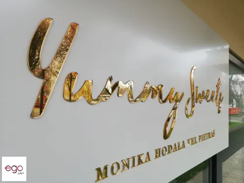 Realizacja logo ze złotej plexi