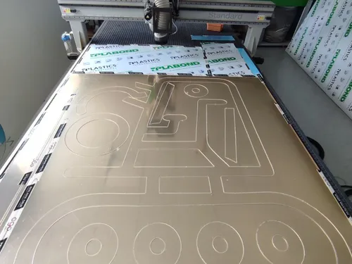 Wycinanie konturów cyfr w plexi na ploterze CNC