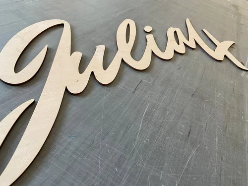 Dekoracyjny napis Julia wycięty ze sklejki