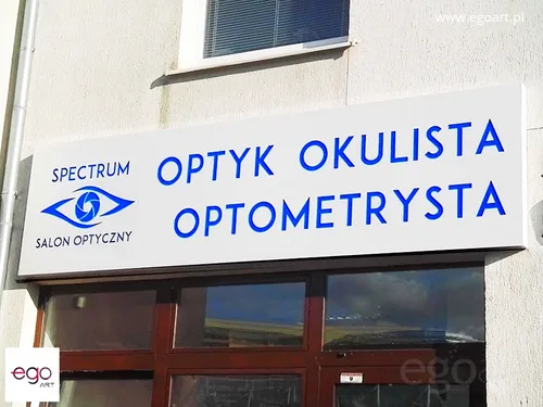 Biały kaseton salonu optycznego Spectrum