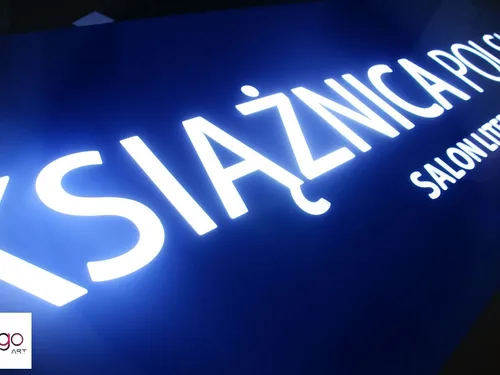 Świecące litery kasetonu Książnica Polska — zbliżenie