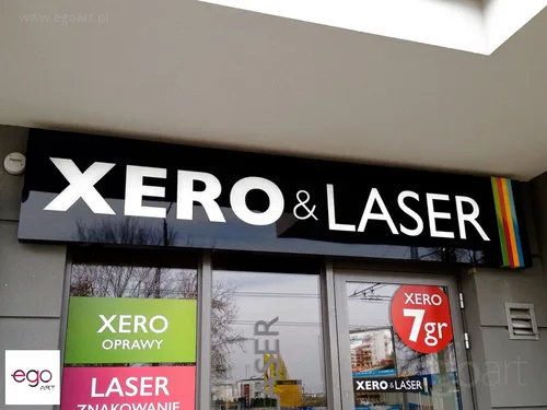 Czarny kaseton Xero Laser nad wejściem do punktu