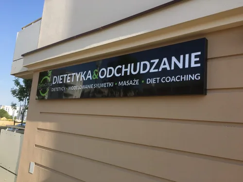 Czarny kaseton gabinetu dietetycznego na elewacji