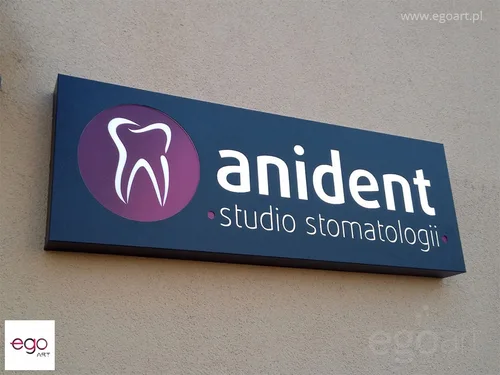 Granatowy kaseton studia stomatologii Anident