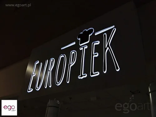 Kaseton Europiek — podświetlenie liter po zmroku