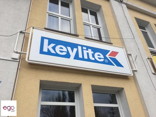 Kaseton Keylite zamontowany na elewacji