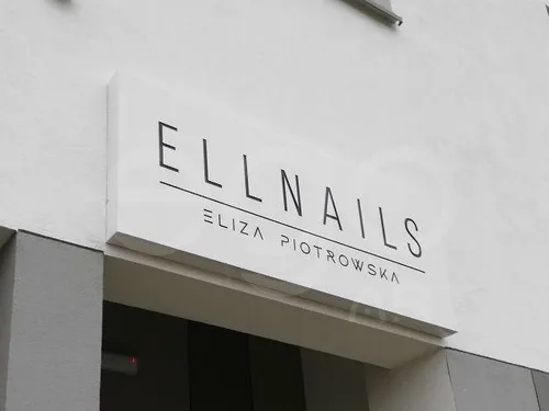 Biały kaseton salonu Ellnails nad wejściem
