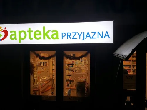 Kaseton Apteka Przyjazna nad witryną