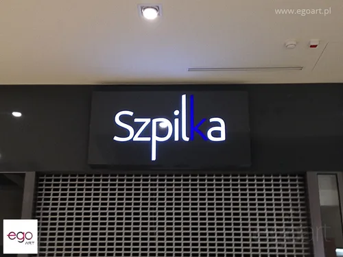 Grafitowy kaseton sklepu Szpilka