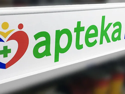Kaseton apteki w profilu aluminiowym — widok dzienny
