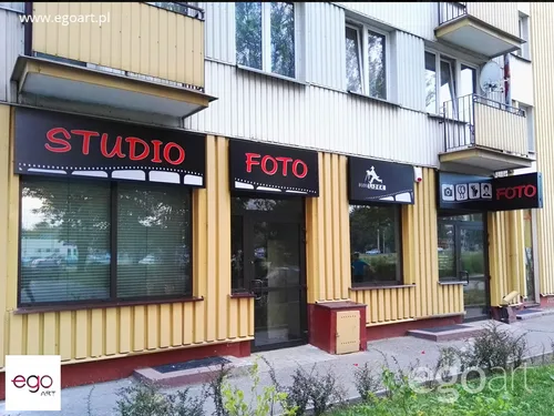 Kasetony reklamowe na elewacji studia fotograficznego