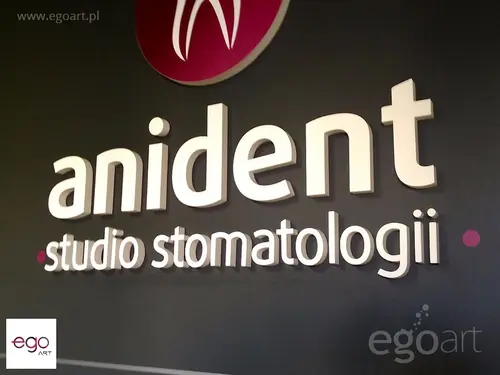 Jasne litery Anident i napis Studio stomatologii oraz bordowe logo na ciemnym tle.