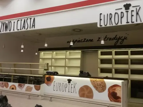 Przestrzenne napisy i logo Europiek nad ladą oraz grafiki pieczywa na froncie stoiska.