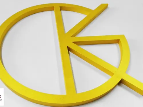 Żółte logo z okrągłym obrysem i geometrycznymi elementami na jasnym podłożu.