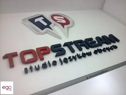 Bordowo-granatowy napis Topstream i znak dymków z literami na jasnym panelu.
