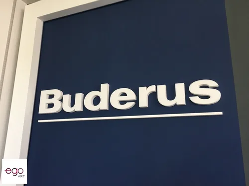Biały wypukły napis Buderus z podkreśleniem na ciemnoniebieskim panelu.