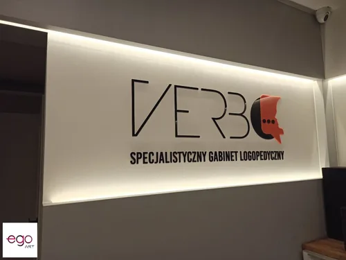 Czarno-czerwone logo Verbum na jasnym panelu otoczonym liniowym podświetleniem.