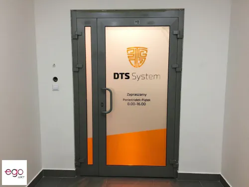 Kolorowe logo na drzwiach