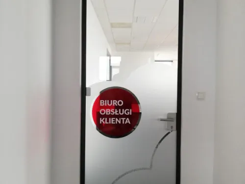 Czerwone oznaczenie drzwi
