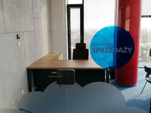 Niebieskie oznaczenie drzwi