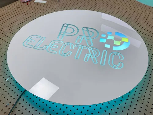 Biały kaseton PR Electric z turkusowym efektem halo