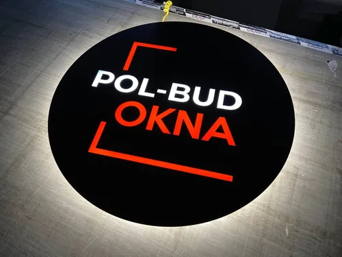 Okrągłe logo Pol-Bud Okna z białym podświetleniem halo