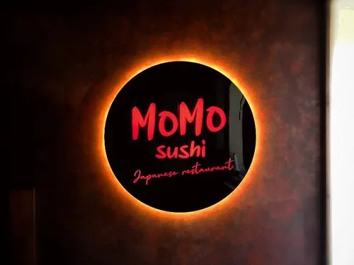 Logo Momo Sushi z ciepłym podświetleniem halo