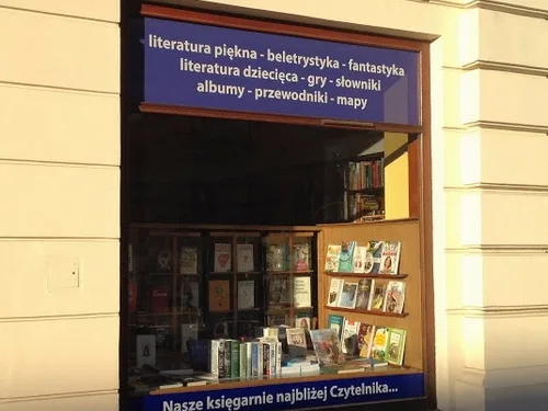 Oklejona witryna księgarni z informacją o ofercie