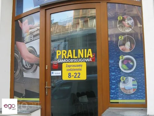 Kolorowe oklejenie witryny pralni samoobsługowej