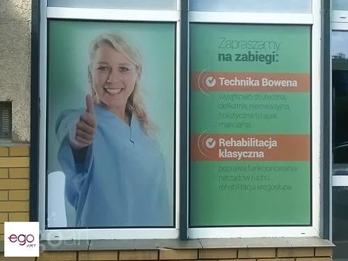 Grafika gabinetu rehabilitacji na szybach wejściowych