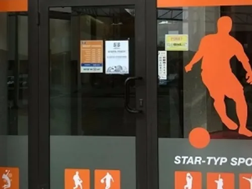 Pomarańczowa grafika sportowa wycięta z folii na szybę