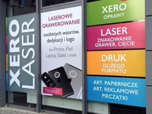 Witryna punktu Xero Laser z kolorowymi pasami usług