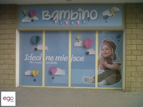 Grafika reklamowa Bambino na przeszkleniach lokalu